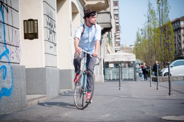 yeniyetme genç adam Bisiklet