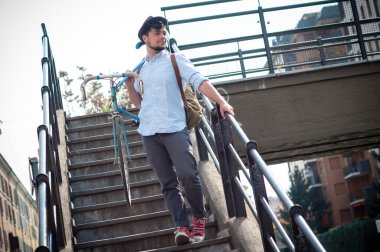 yeniyetme genç adam Bisiklet