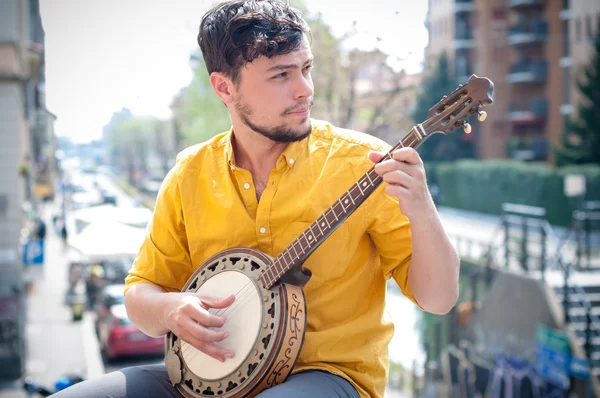 Młody człowiek grający banjo — Zdjęcie stockowe