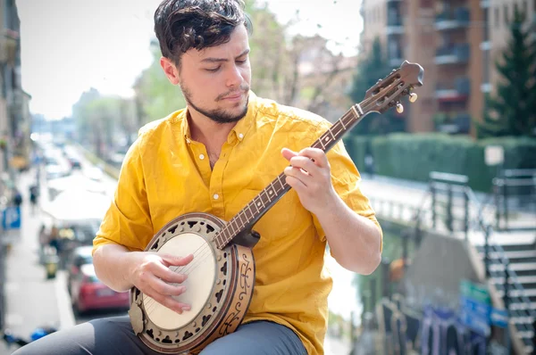 Bederní mladík hraje banjo — Stock fotografie