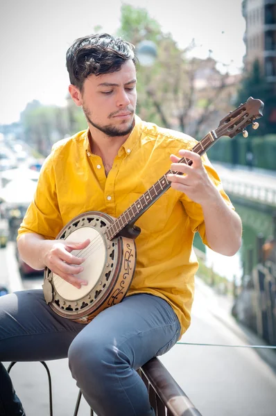 Hipster jeune homme jouant banjo — Photo