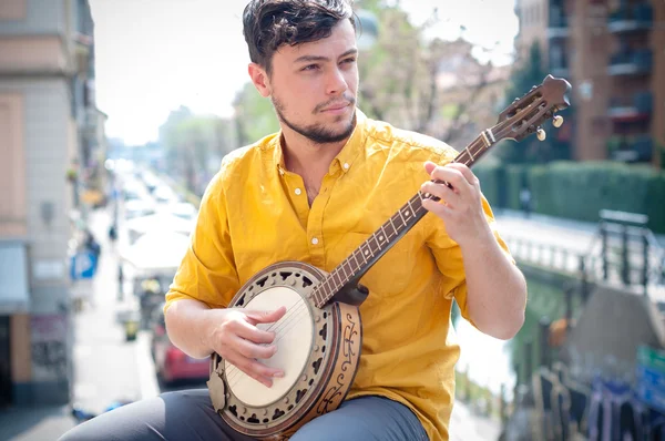 Jovem hipster tocando banjo — Fotografia de Stock