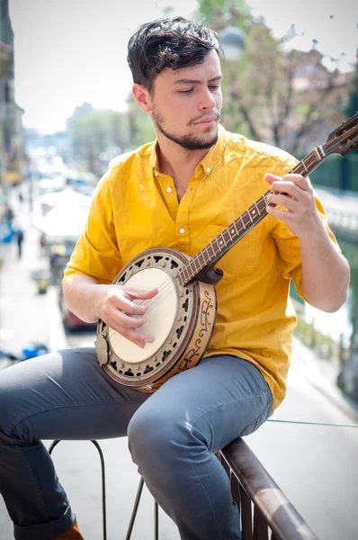 Hipster ung man spela banjo — Stockfoto