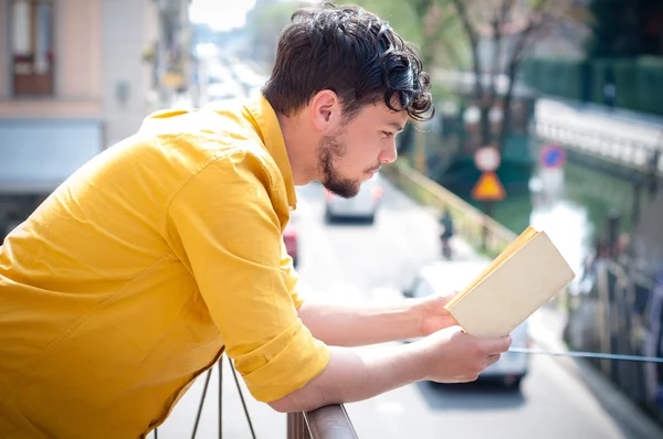 若い男読書本 — ストック写真