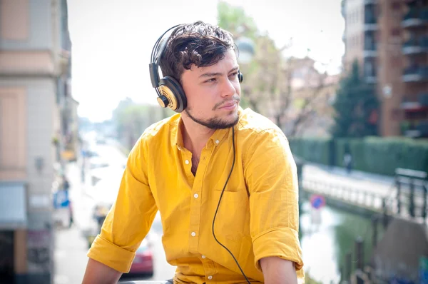 Hipster ung man lyssnar på musik — Stockfoto