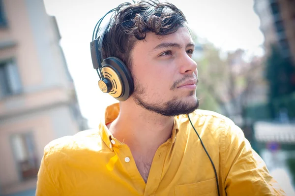 Hipster ung man lyssnar på musik — Stockfoto