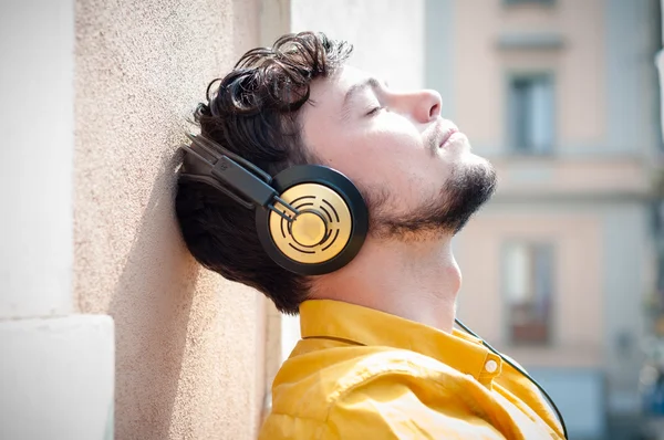 Jonge man hipster luisteren naar muziek — Stockfoto