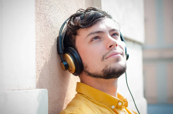 Хипстерский молодой человек слушает музыку — стоковое фото