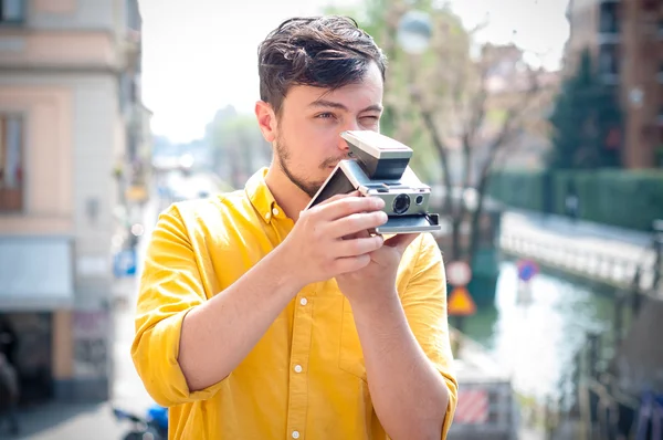 Hipster młody człowiek z polaroid — Zdjęcie stockowe