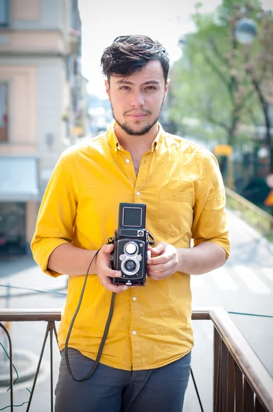 Hipster joven hombre con viejo cámara —  Fotos de Stock