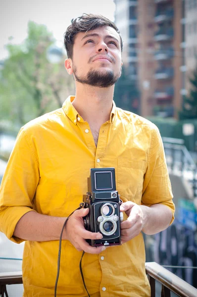 Hipster ung man med gamla kameran — Stockfoto