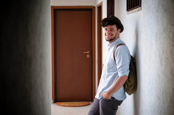 Hipster junger Mann posiert — Stockfoto