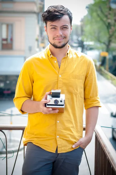 Hipster młody człowiek z polaroid — Zdjęcie stockowe
