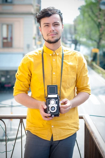 Hipster joven hombre con viejo cámara —  Fotos de Stock