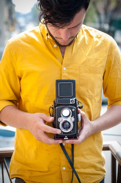 Hipster ung man med gamla kameran — Stockfoto
