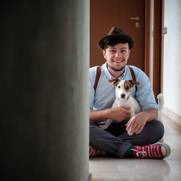 Hipster jeune homme posant avec Jack Russell chien — Photo