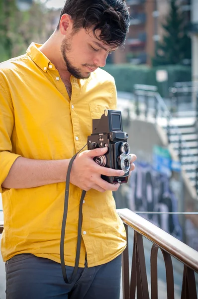 Hipster joven hombre con viejo cámara —  Fotos de Stock