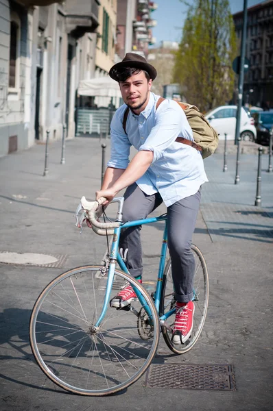 Hipster młody człowiek na rowerze — Zdjęcie stockowe