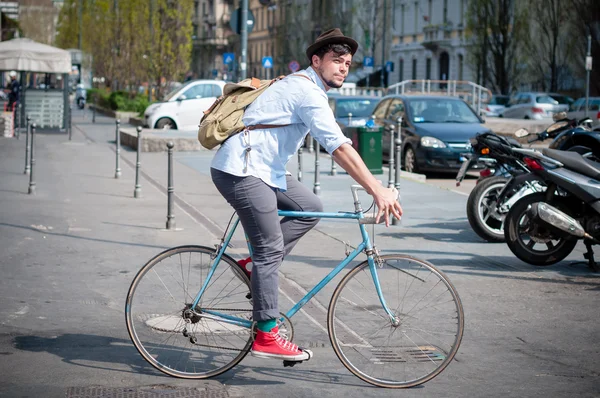 流行に敏感な若い男が自転車で — ストック写真