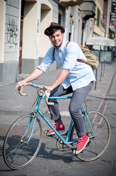 流行に敏感な若い男が自転車で — ストック写真