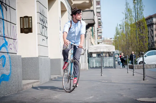 Хипстерский молодой человек на велосипеде — стоковое фото