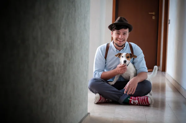 Hipster ung man poserar med jack Russel hund — Stockfoto