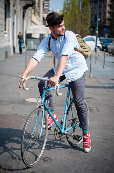 Hipster junger Mann auf dem Fahrrad — Stockfoto