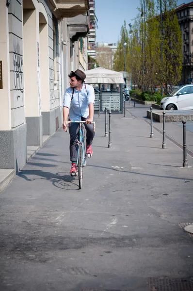 Hipster ung man på cykel — Stockfoto