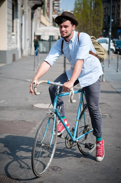 Hipster joven en bicicleta — Foto de Stock