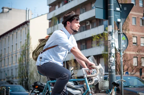 Hipster młody człowiek na rowerze — Zdjęcie stockowe