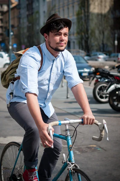 流行に敏感な若い男が自転車で — ストック写真