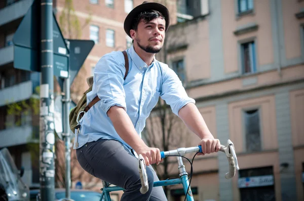 Hipster ung man på cykel — Stockfoto