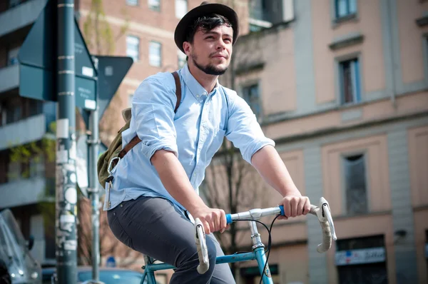 Hipster młody człowiek na rowerze — Zdjęcie stockowe