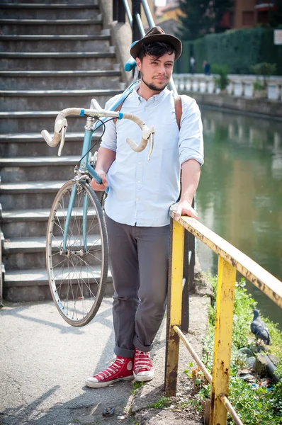 Hipster νεαρός άνδρας με το ποδήλατό — Φωτογραφία Αρχείου