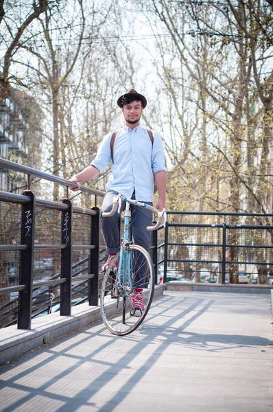 流行に敏感な若い男が自転車で — ストック写真