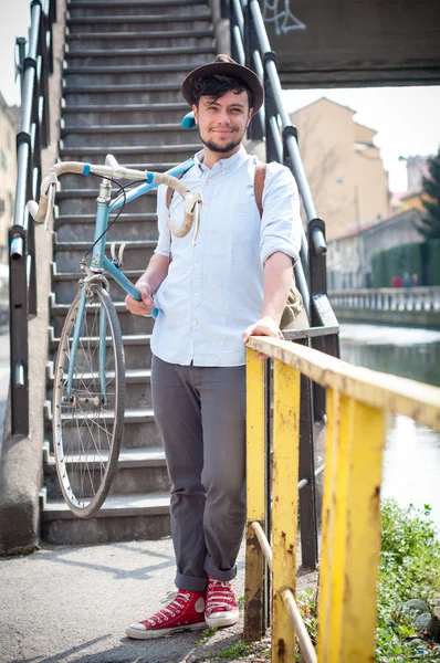 Hipster joven en bicicleta —  Fotos de Stock