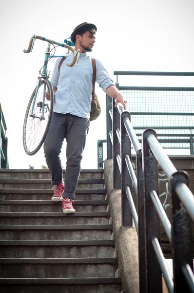 Hipster ung man på cykel — Stockfoto