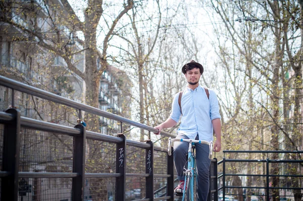 Hipster νεαρός άνδρας με το ποδήλατό — Φωτογραφία Αρχείου