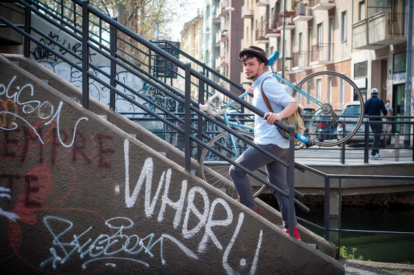 Hipster ung man på cykel — Stockfoto