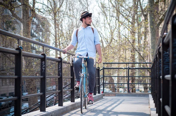 Hipster giovane uomo in bicicletta — Foto Stock