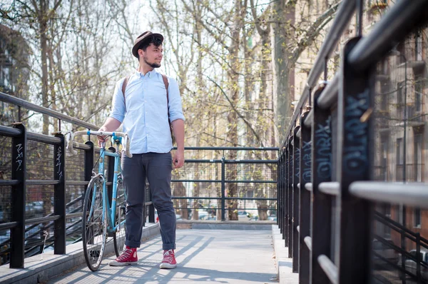 Hipster junger Mann auf dem Fahrrad — Stockfoto