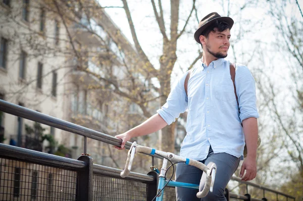 Hipster ung man på cykel — Stockfoto