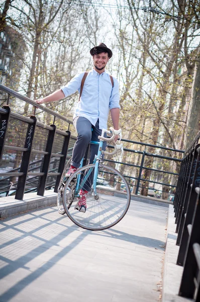 Bederní mladík na kole — Stock fotografie