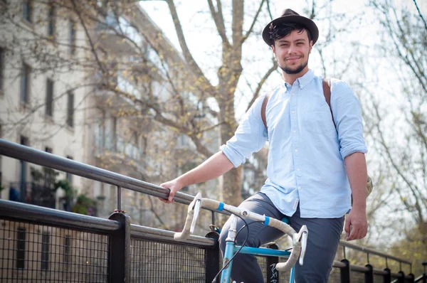 流行に敏感な若い男が自転車で — ストック写真