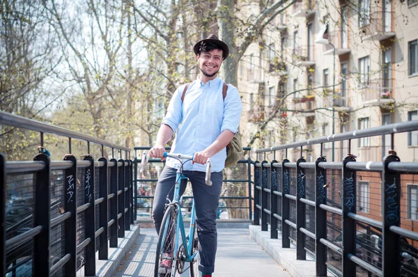 Hipster młody człowiek na rowerze — Zdjęcie stockowe