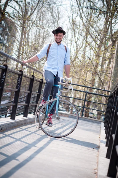 Hipster junger Mann auf dem Fahrrad — Stockfoto