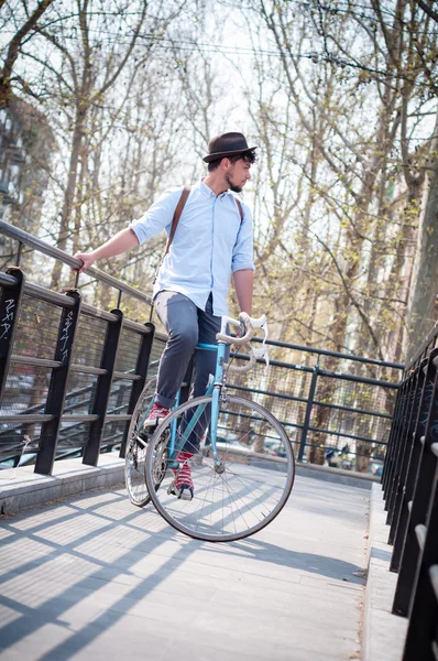 Hipster junger Mann auf dem Fahrrad — Stockfoto