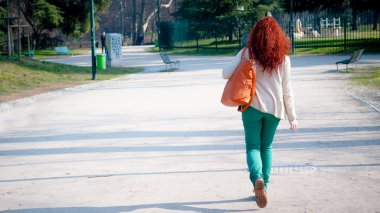 Yürüyen genç kadın