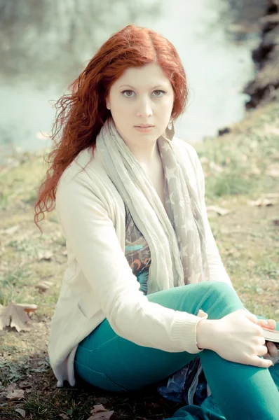 Beautiful young woman posing in the park — Stock Photo, Image