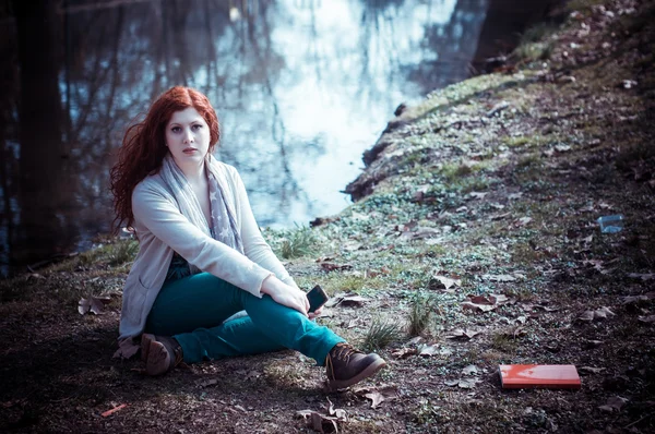 Güzel bir genç kadın parkta poz — Stok fotoğraf